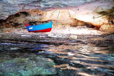 Mare color smeraldo e spiaggette nascoste: sono le sorprendenti grotte di Capitolo
